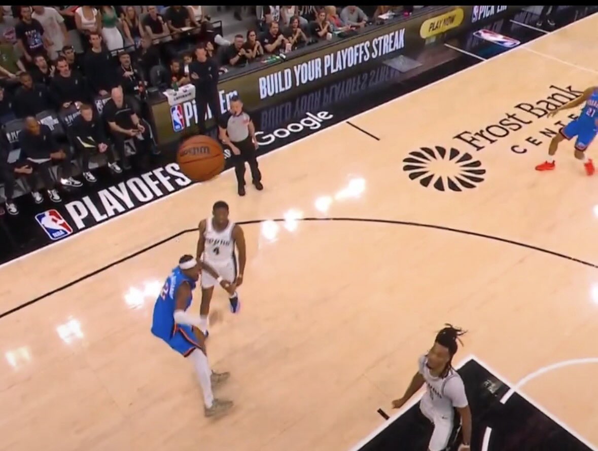 GLNB25's tweet photo. @mynameis_kaylee This isn't his "landing space" If you go straight up, you come straight down. He throws his legs out in front of him all of the time hoping for contact to draw a foul because he's a freethrow merchant. Thats not a normal shooting technique. https://t.co/DpvylUya09