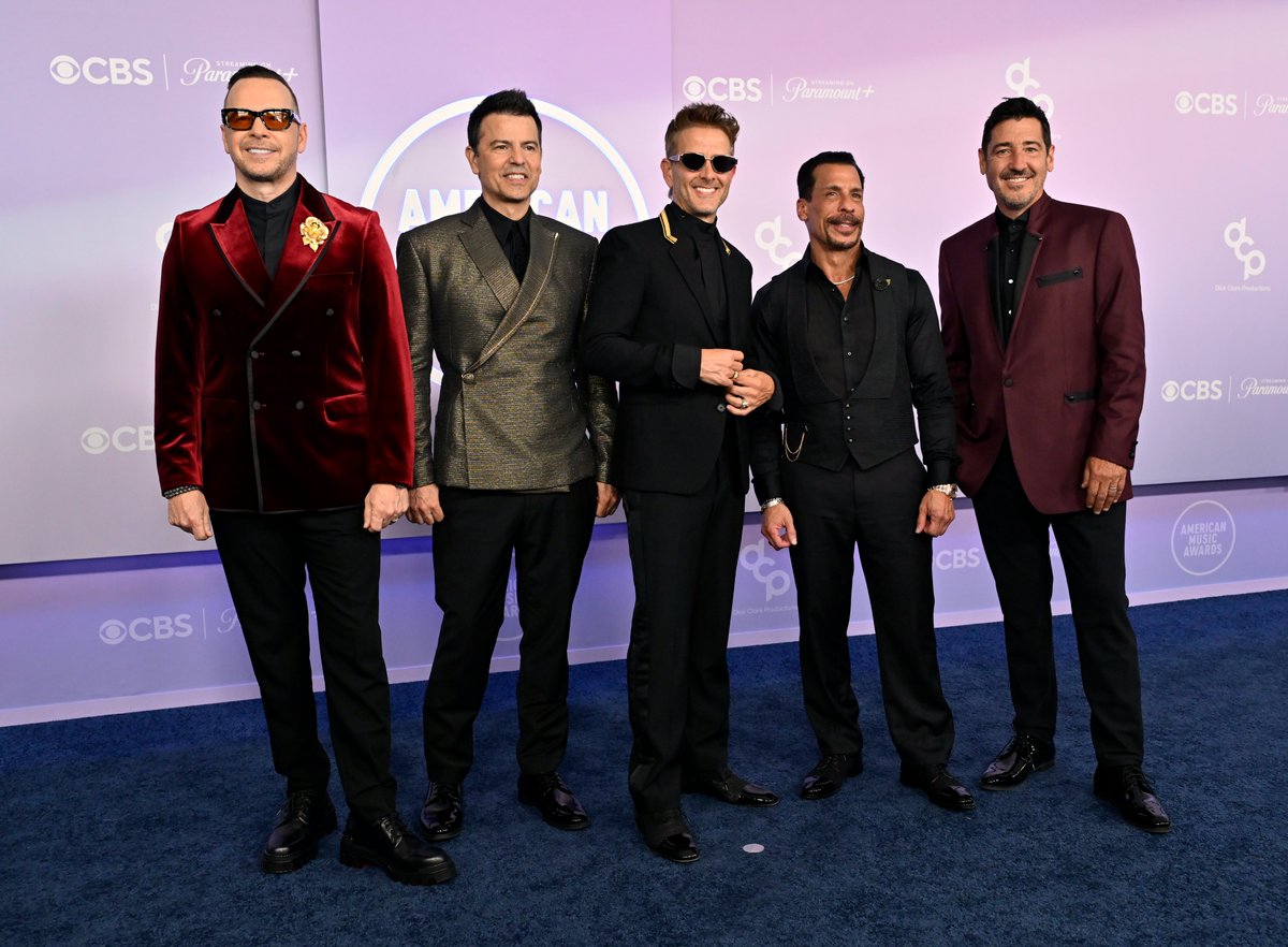 extratv's tweet photo. New Kids on the Block has all the right stuff on the red carpet at the #AMAs in Vegas! 🙌

@NKOTB @AMAs #NKOTB https://t.co/pyuFR5fIp9