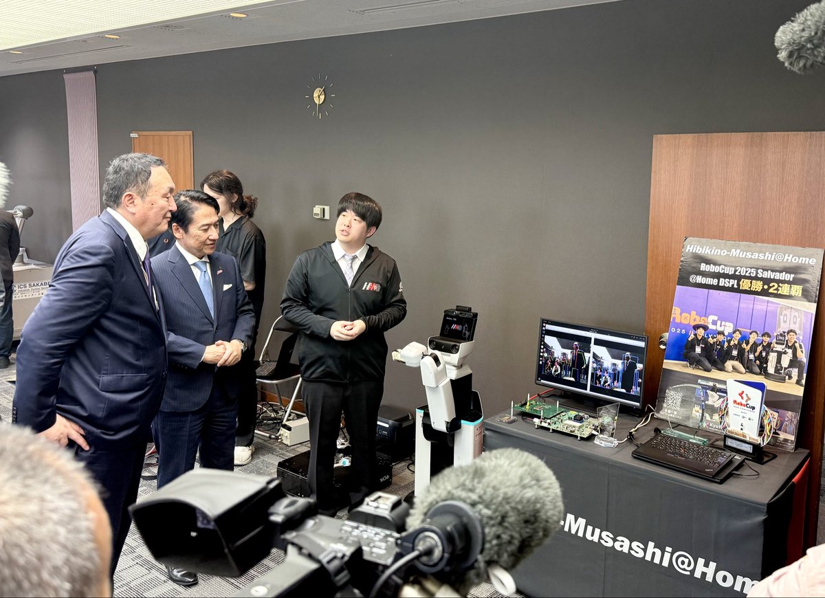 takeuchikazhisa's tweet photo. 昨日は井上貴博内閣総理大臣補佐官をお迎えし、#北九州市 の最先端の取り組みをご視察いただきました。

市役所にて、全国に先駆けた「フィジカルAI共生都市宣言」を発表したほか、市内各所をご案内いたしました。

株式会社アステック入江では、地域企業のレアメタルリサイクルの模様、その後、若松区にて洋上風力発電施設、さらに安川電機みらい館ではロボット技術の最前線を視察いただきました。

研究開発から産業現場での社会実装まで、北九州市が一貫して行える強みとポテンシャルを、現地を通じて力強く発信し、補佐官も大変強い印象を持たれたようです。

日本の #フィジカルAI、そして経済安全保障を牽引するモデル都市として、市民生活の向上と日本経済の未来のために、今後も挑戦を加速させてまいります。