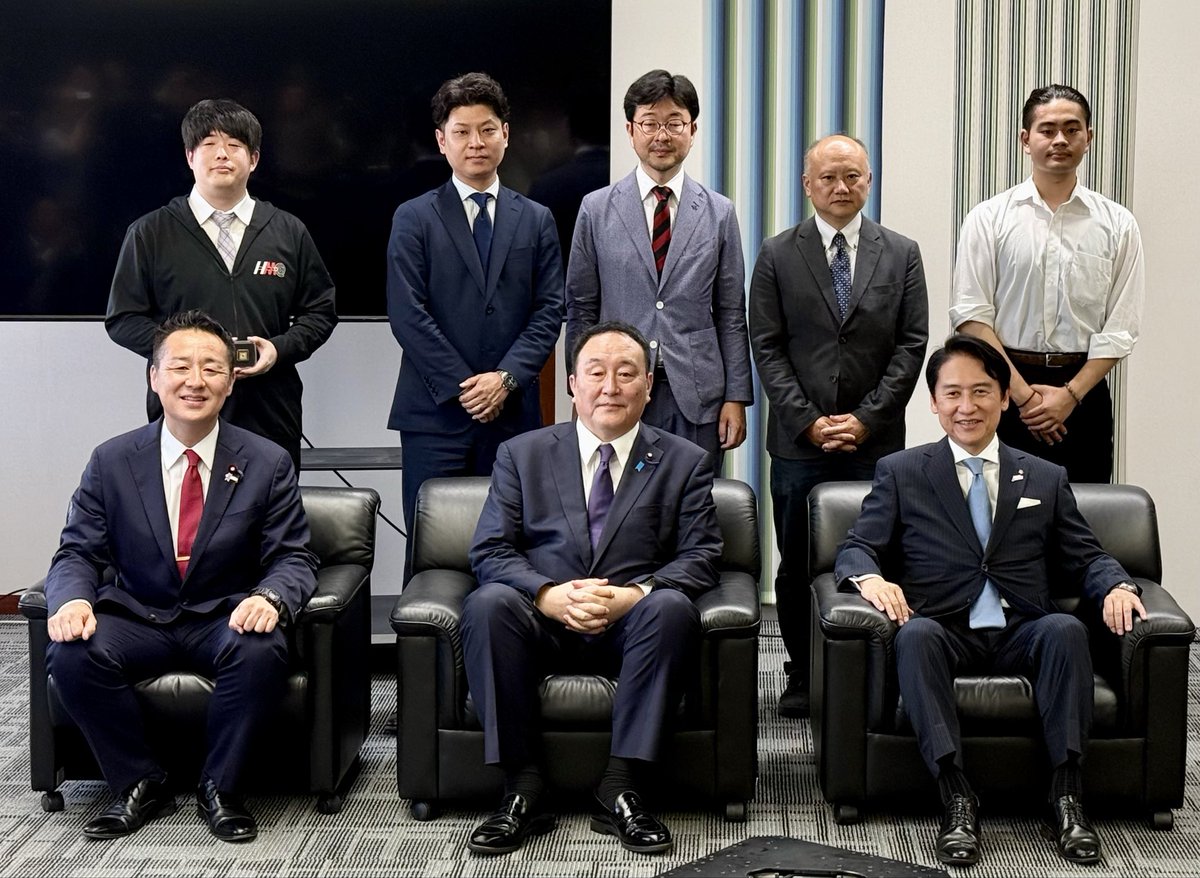 takeuchikazhisa's tweet photo. 昨日は井上貴博内閣総理大臣補佐官をお迎えし、#北九州市 の最先端の取り組みをご視察いただきました。

市役所にて、全国に先駆けた「フィジカルAI共生都市宣言」を発表したほか、市内各所をご案内いたしました。

株式会社アステック入江では、地域企業のレアメタルリサイクルの模様、その後、若松区にて洋上風力発電施設、さらに安川電機みらい館ではロボット技術の最前線を視察いただきました。

研究開発から産業現場での社会実装まで、北九州市が一貫して行える強みとポテンシャルを、現地を通じて力強く発信し、補佐官も大変強い印象を持たれたようです。

日本の #フィジカルAI、そして経済安全保障を牽引するモデル都市として、市民生活の向上と日本経済の未来のために、今後も挑戦を加速させてまいります。
