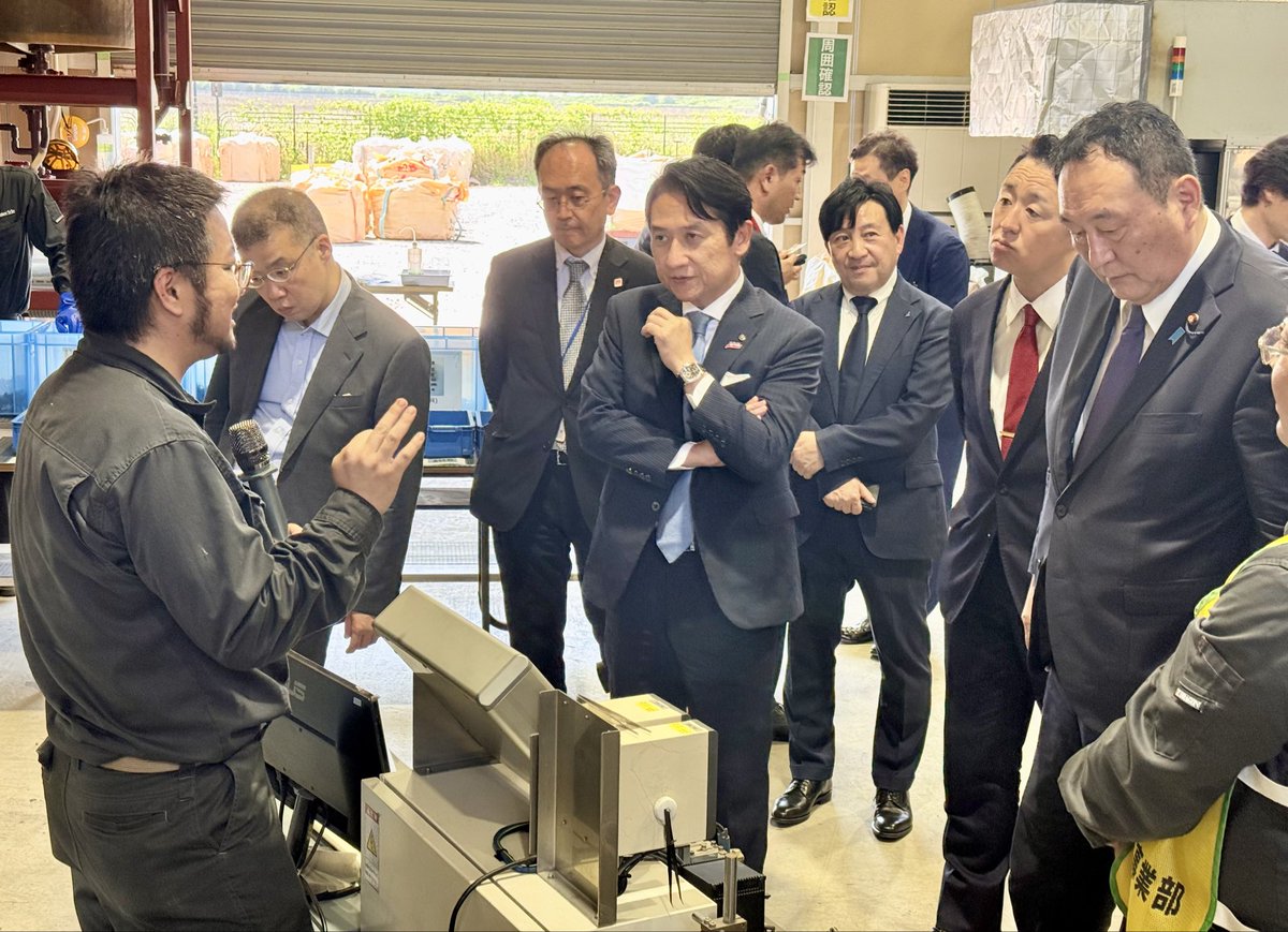 takeuchikazhisa's tweet photo. 昨日は井上貴博内閣総理大臣補佐官をお迎えし、#北九州市 の最先端の取り組みをご視察いただきました。

市役所にて、全国に先駆けた「フィジカルAI共生都市宣言」を発表したほか、市内各所をご案内いたしました。

株式会社アステック入江では、地域企業のレアメタルリサイクルの模様、その後、若松区にて洋上風力発電施設、さらに安川電機みらい館ではロボット技術の最前線を視察いただきました。

研究開発から産業現場での社会実装まで、北九州市が一貫して行える強みとポテンシャルを、現地を通じて力強く発信し、補佐官も大変強い印象を持たれたようです。

日本の #フィジカルAI、そして経済安全保障を牽引するモデル都市として、市民生活の向上と日本経済の未来のために、今後も挑戦を加速させてまいります。