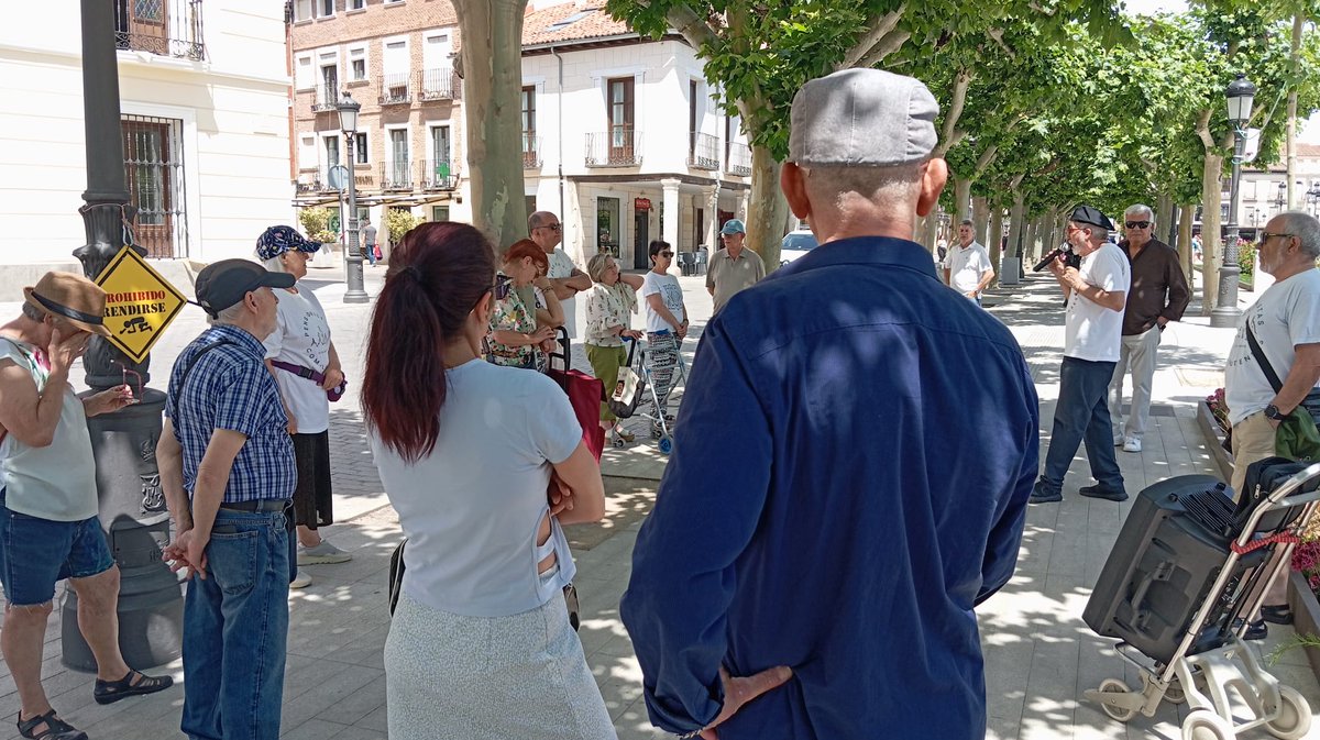 PenComplutenses's tweet photo. En nuestro #LunesAlSol de mayo denunciamos la falta de #ResidenciasPúblicas y la mala gestión en las que hay y el deterioro planificado de la #SanidadPública en la Comunidad de Madrid donde Ayuso forra a empresas como Quirón y Rivera Salud con dinero público, nuestro dinero. https://t.co/hHpWXfwfdm