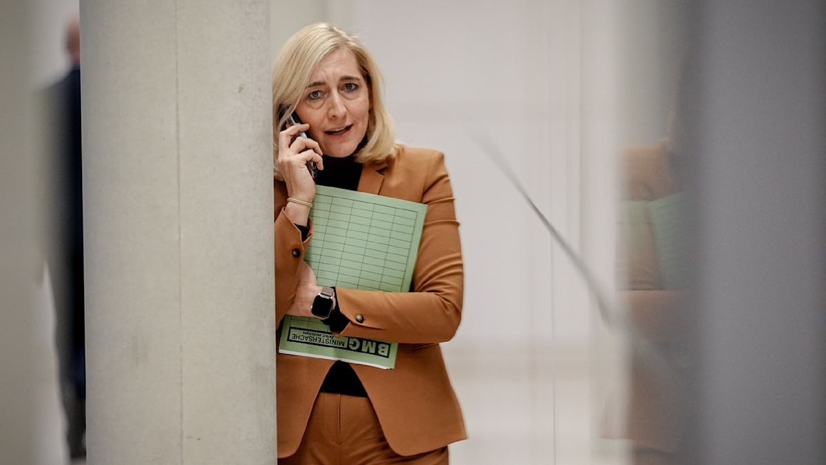 welt's tweet photo. Warken plant höhere Pflegebeiträge für Kinderlose und will bei Pflegeheimen sparen https://t.co/NEwOr1PAWX https://t.co/KtZ8GlFDbD
