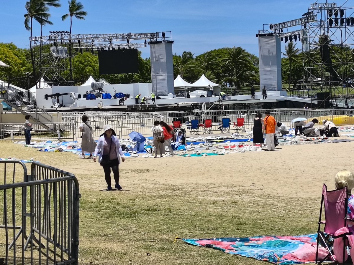 harrycovair's tweet photo. #FloatingLantern #LanternFloating #FloatingLantern2026 #LanternFloating2026 #Honolulu #Hawaii #MemorialDay #MemorialDay2026 2/ https://t.co/m6NovaFpGB