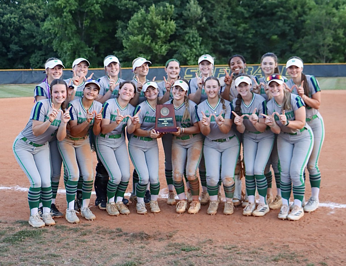 calliehill_22's tweet photo. We’re States bound!! I’m so proud of this team 💚Let’s do this! #weddington #whateverittakes @WIT_Warriors @WHSwarriors @UnityBJones2728 @BJonesDukeSB @THEWOWSB @SoftbalAmerica @ExtraInningSB @LineDsoftball @PrepSoftball @DiamondAddicts @UCHOOPS @los_stuff @MaxPreps @TopPreps https://t.co/TWTxoLXS5w