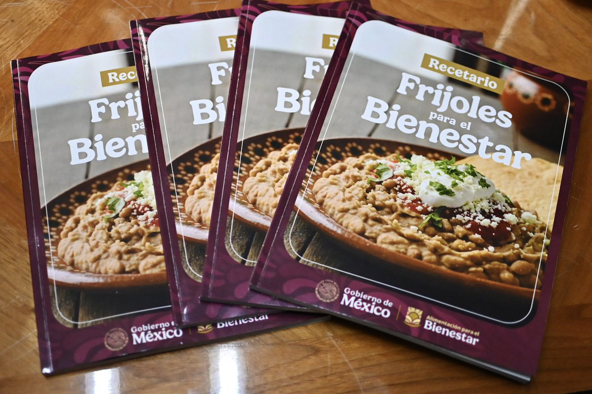 Mary_Luisa_AG's tweet photo. Como resultado de un esfuerzo colectivo muy fructífero, hoy presentamos, junto a la cocinera tradicional Lorena Estrada, el recetario “Frijoles para el Bienestar”, un compendio que reúne conocimientos, saberes e historias de todo México en torno a este alimento. 🙌🏽🫘

Con la presencia de las y los compañeros de las oficinas centrales de @alimenbienestar platicamos, en el #TianguisAgroecológico, la importancia de este grano fundamental y su arraigo en la mesa y la cultura alimentaria de las familias mexicanas. 💚🇲🇽