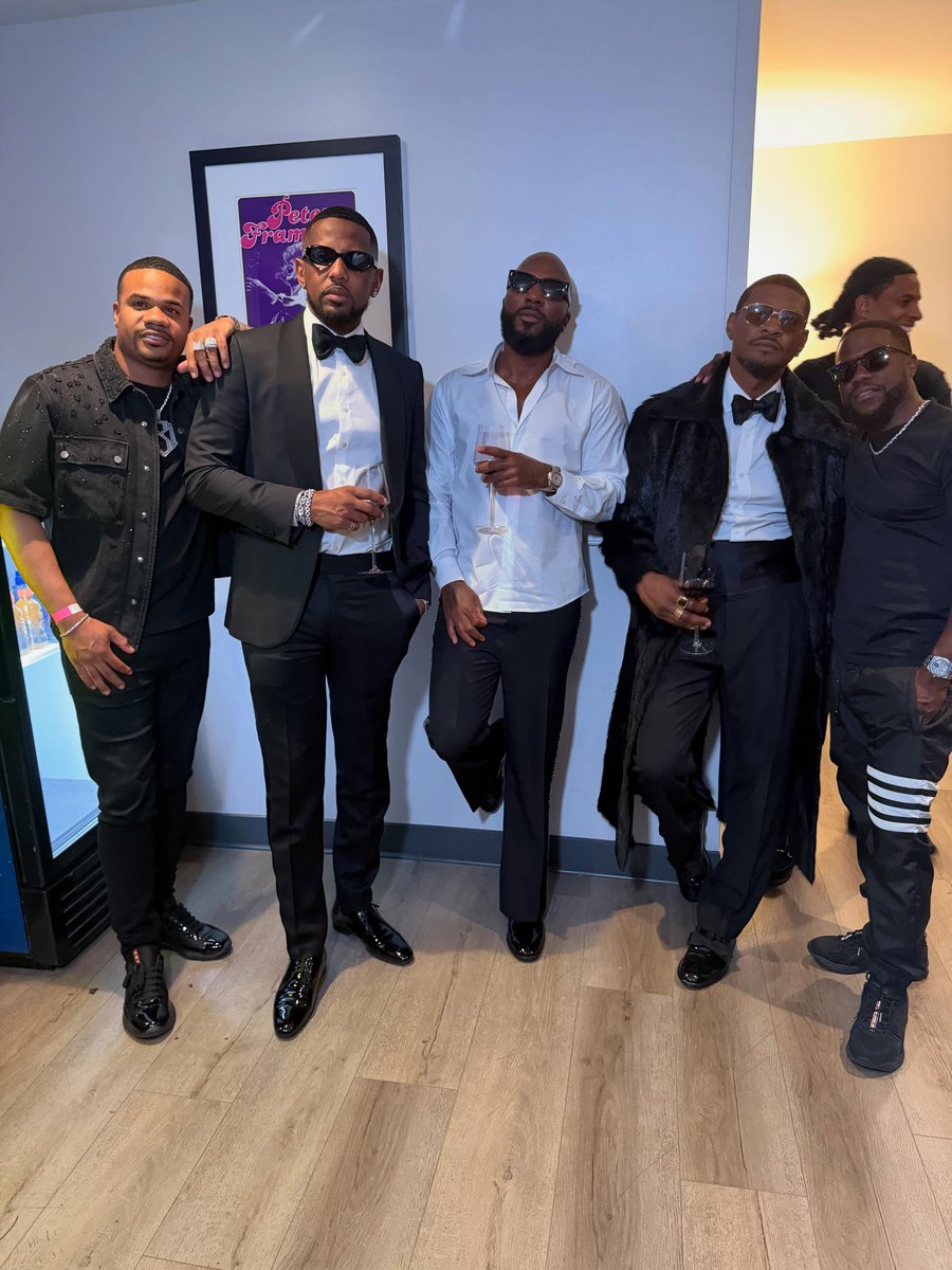wavecheckers's tweet photo. Usher, Kevin Hart, Fabolous &amp; Mojo Brookzz backstage with Jeezy after his The Legend of The Snowman show in Vegas💯 https://t.co/xtYUNXyLab