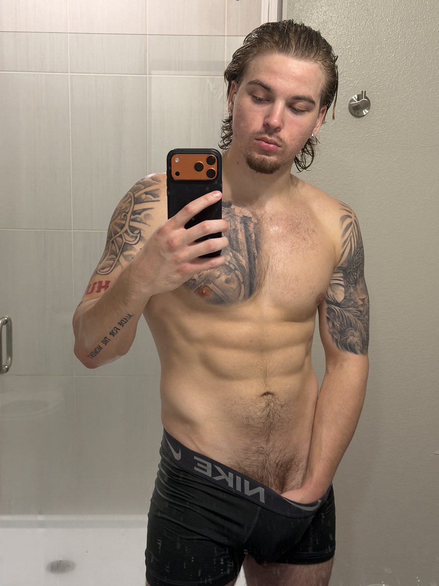 TheSpicyRussian's tweet photo. Just finished running in the rain, who wants to shower with me ? 😜 https://t.co/V4j4RyMS93