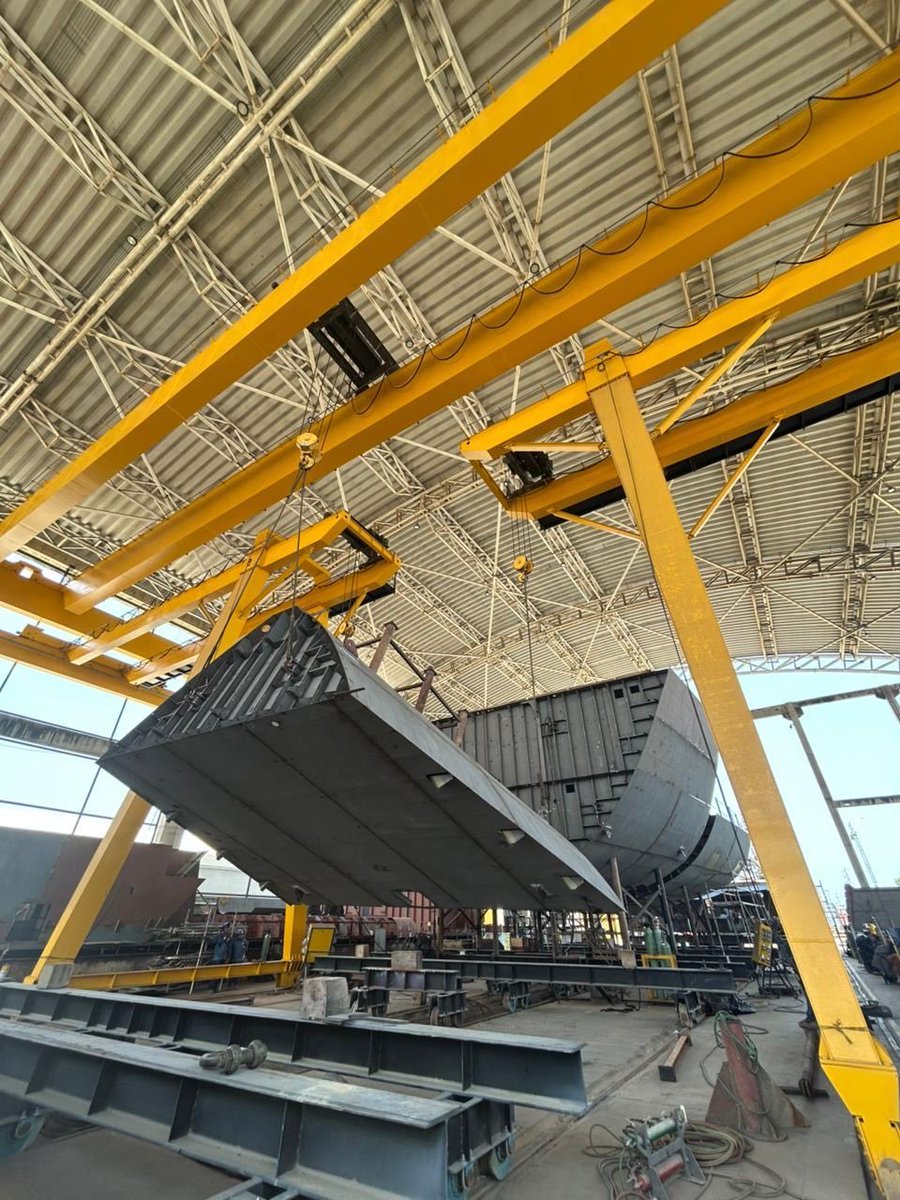 Cotecmar's tweet photo. Nuevo hito en el proceso constructivo de la Plataforma Estratégica de Superficie #PES ⚙️🚢

Realizamos la maniobra de volteo de los bloques 31010 y 30920 de la que será la embarcación más grande construida en el país al servicio de la @ArmadaColombia 🇨🇴 https://t.co/rPZTQG1yUl