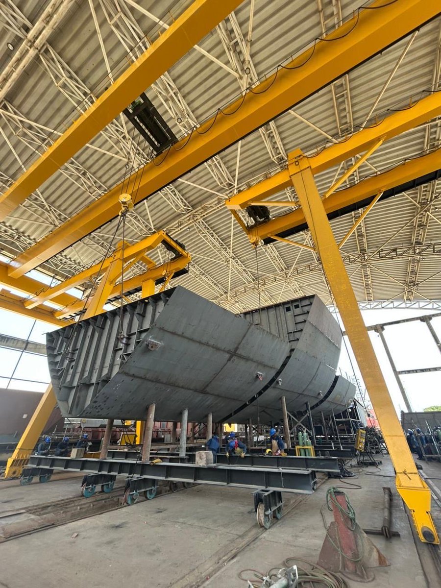 Cotecmar's tweet photo. Nuevo hito en el proceso constructivo de la Plataforma Estratégica de Superficie #PES ⚙️🚢

Realizamos la maniobra de volteo de los bloques 31010 y 30920 de la que será la embarcación más grande construida en el país al servicio de la @ArmadaColombia 🇨🇴 https://t.co/rPZTQG1yUl