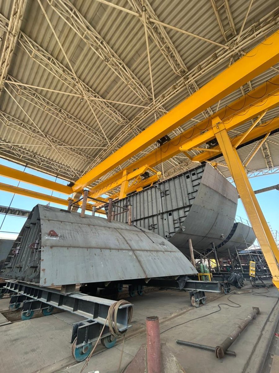 Cotecmar's tweet photo. Nuevo hito en el proceso constructivo de la Plataforma Estratégica de Superficie #PES ⚙️🚢

Realizamos la maniobra de volteo de los bloques 31010 y 30920 de la que será la embarcación más grande construida en el país al servicio de la @ArmadaColombia 🇨🇴 https://t.co/rPZTQG1yUl