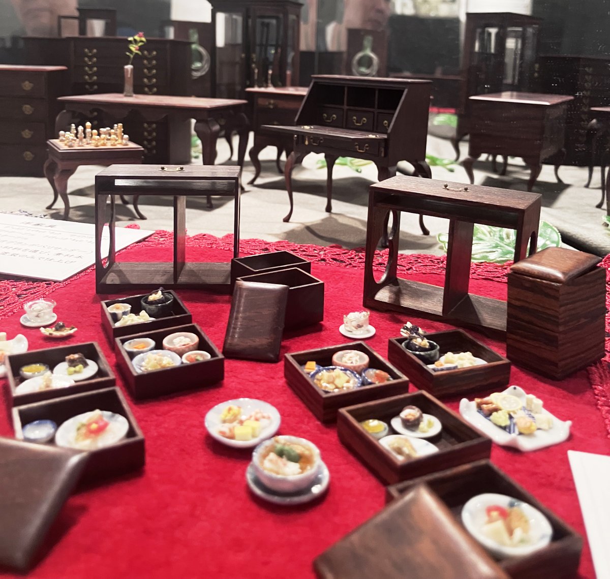 Dolty_y's tweet photo. 【開催中／撮影OK】#ミニチュアアートの世界展。昆虫標本・生花・金魚・豆本・ガラス切子・陶器・フード・アンティーク家具…オールジャンルのミニチュアアートが全国各地から約1,000点、#横浜人形の家 に大集合。6月13日㊏・20日㊏にはミニ販売会も開催！　https://t.co/CnmskyXyOV https://t.co/pJ9RAOOB1r