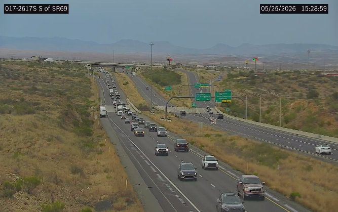 HOLIDAY WEEKEND TRAFFIC* If you're traveling south on I-17 today
