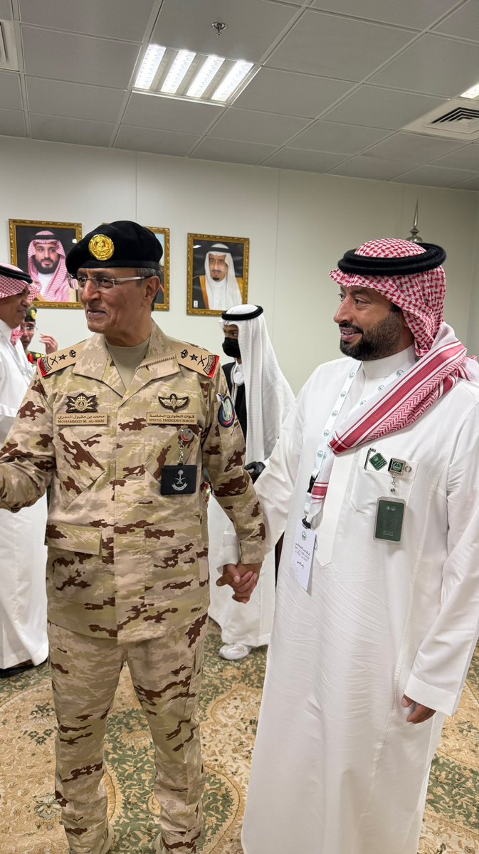 aziz1986sa's tweet photo. 🇸🇦 معالي الفريق الركن محمد بن مقبول العمري
قائد قوات الطوارئ الخاصة برئاسة أمن الدولة،
أحد القيادات التي نفخر بها، ونشاهد حضورها دائمًا في ميادين الوطن ومهماته الكبرى.

قائدٌ قريب من رجاله، يتابع أدق التفاصيل، ويؤمن بأن قوة الميدان تبدأ من الثقة برجاله ومعرفتهم وقدراتهم العالية.

ومن يقترب من الميدان يرى حجم الجهود والعمل الكبير، وروح التكامل بين القائد ومنسوبيه، في صورة تعكس الاحترافية والانضباط وروح المسؤولي