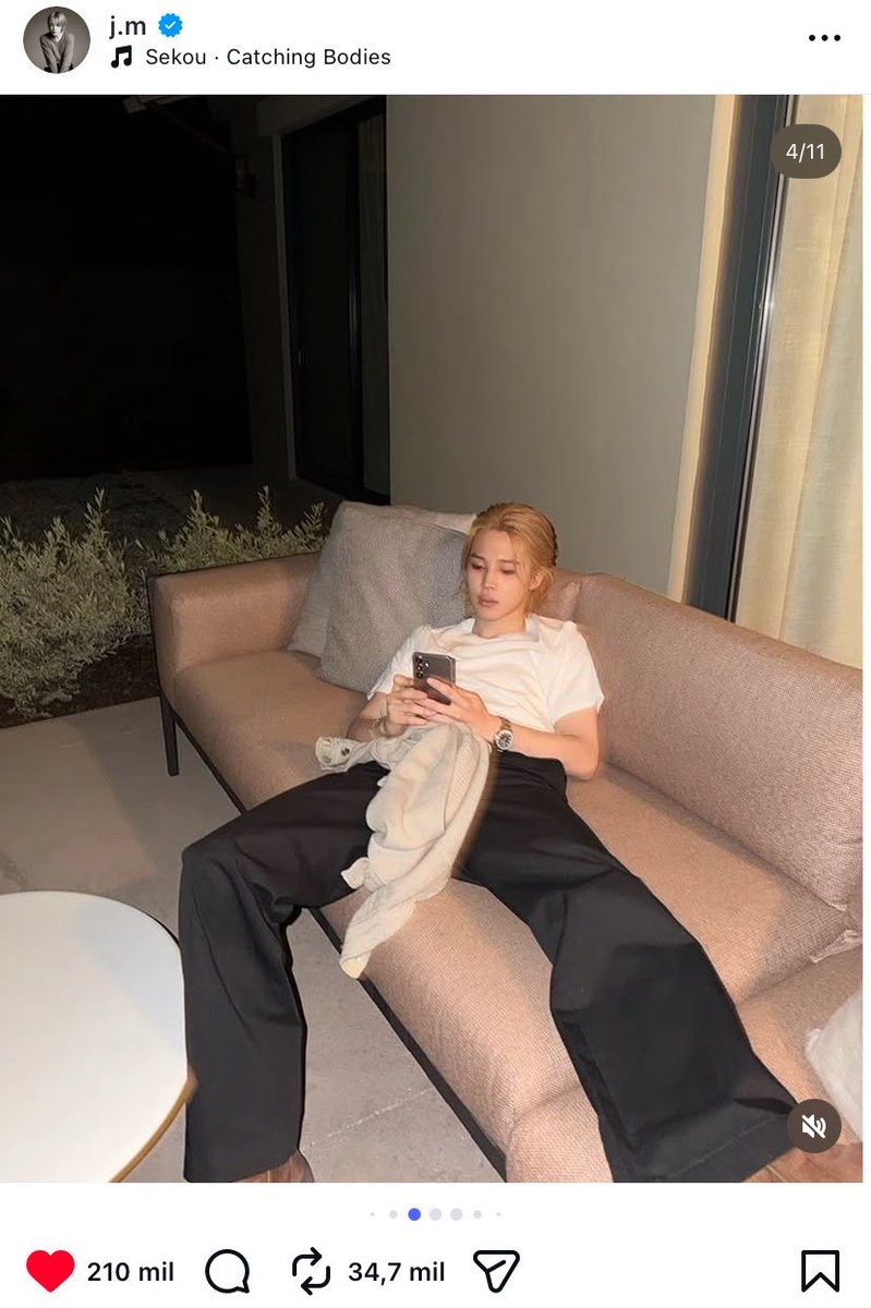 skluvjk's tweet photo. yo: que emoción bts en la alfombra roja otra vez 
jimin: https://t.co/sOo1vF6kzN
