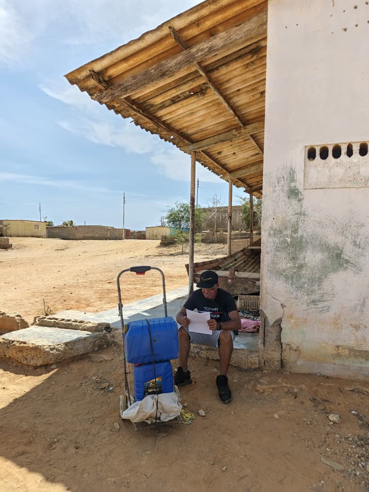 conviteac's tweet photo. Ayer visitamos la localidad de El Rincón en la península de Araya, realizamos jornada de salud privilegiando atención de personas mayores. Fueron atendidas 64 personas (53 en consulta y 11 a domicilio) recibieron además de atención médica, sus medicamentos e información para identificar y actuar frente al golpe de calor. Se entregó un bastón de 4 puntas y 1 colchón antiescaras. Esto es parte de la respuesta para mitigar el impacto de la contingencia hídrica, que afecta zonas del estado Sucre. Es una respuesta articulada con autoridades locales, regionales y la arquitectura humanitaria. Esta implementación es gracias al apoyo de @StartNetwork