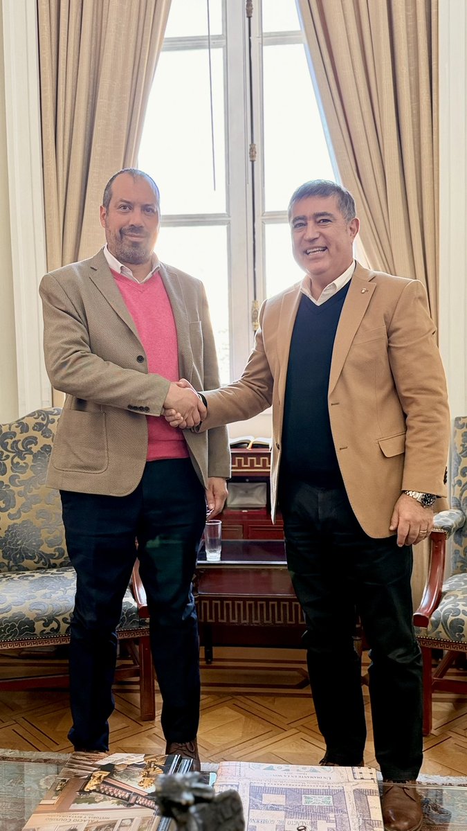 joelcisternino's tweet photo. Sostuvimos una provechosa reunión con el alcalde de Santiago, Mario Desbordes, donde compartimos nuestra preocupación por los recortes al presupuesto municipal asociados a la megarreforma del Ejecutivo y por las desregulaciones propuestas en materia de uso de suelo. Valoramos que estas inquietudes también hayan sido expresadas por el directorio de la Asociación Chilena de Municipalidades, que ha llamado al Gobierno y al Congreso a no avanzar en reformas que afecten a las comunidades y debiliten la autonomía municipal. 🤗