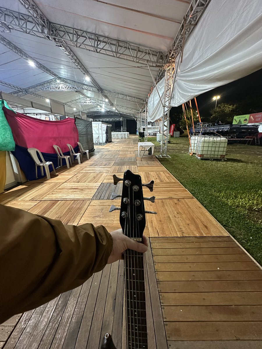 joa1lucass's tweet photo. tinha mais cordas no meu baixo do que gente assistindo, mas deu pra se divertir KKKKKKKKKK daqui 20 anos retornamos tal qual a fresno e fazemos um show gigantesco na nossa cidade natal https://t.co/KMSNH0MfJV