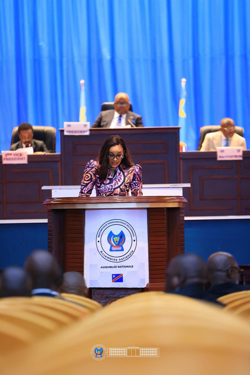erictshikuma's tweet photo. #RDC: Questions orales avec débat | @AssembleeNatRDC 
 
Le Ministre d’État, Ministre de la Formation professionnelle, Marc Ekila, le Ministre des Mines @LouisWKabamba et la Ministre des Affaires foncières @oneige_nsele ont, tour à tour, répondu aux préoccupations des élus sur la gestion de leurs secteurs respectifs. 

À travers ces initiatives de contrôle, nous avons pleinement réaffirmé notre mission de suivi de l’action gouvernementale, afin de renforcer la transparence, d’améliorer la gouvernance publique et d’accélérer les réformes indispensables à l’efficacité de l’État.

Les collègues @eliekambale58, Sumeyi Pierre et @Cartesien243, auteurs de ces démarches ont conclu à la nécessité d’approfondir les matières examinées dans le cadre de commissions d’enquête distinctes et d’allouer davantage de ressources à ces secteurs stratégiques pour soutenir la mise en œuvre du programme du Gouvernement.

L’autre temps fort de ce contrôle parlementaire a été la question d’actualité relative à l’épidémie de la maladie à virus Ebola initiée par le collègue Daniel Furaha. Le Ministre de la Santé publique, Hygiène et Prévoyance sociale @rogerkamba a présenté les mesures d’urgence prises, la stratégie de riposte engagée ainsi que les perspectives envisagées.

Ce contrôle parlementaire traduit, une fois de plus, la volonté des élus d’obtenir des réponses rapides, coordonnées et efficaces face aux urgences sanitaires, tout en veillant à la consolidation des politiques publiques.

Cette plénière s’est achevée par l’examen et le vote, article par article, de trois textes majeurs, à savoir : (I) le projet de loi portant prorogation de l’état de siège en Ituri et au Nord-Kivu ; (II) la proposition de loi modifiant et complétant la loi portant principes fondamentaux relatifs à l’agriculture ; et (III) la proposition de loi portant principes fondamentaux relatifs à la pêche et à l’aquaculture.

Ces textes traduisent une même ambition : consolider l’autorité de l’État dans les zones en crise, moderniser le cadre juridique des secteurs productifs et créer les conditions d’une transformation durable de l’économie nationale.

La prorogation de l’état de siège vise à poursuivre les efforts de sécurisation en Ituri et au Nord-Kivu. Les réformes engagées dans les domaines de l’agriculture, de la pêche et de l’aquaculture visent, quant à elles, à renforcer la souveraineté alimentaire, soutenir la production nationale, favoriser l’investissement et créer davantage d’emplois.

J’ai voté POUR ces trois textes, convaincu qu’ils contribuent au renforcement de l’action publique, à l’approfondissement des réformes et à la construction d��un État plus efficace au service de nos populations.
 
#ToutPourLaPatrie🇨🇩