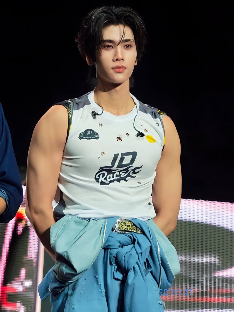 lesbians4jngdnk's tweet photo. a short #joongdunk au where joong is a mechanic who specializes in motorcycles, and dunk is a pro racer who needs to get his motorcycle fixed. https://t.co/ouMT7vHmfz