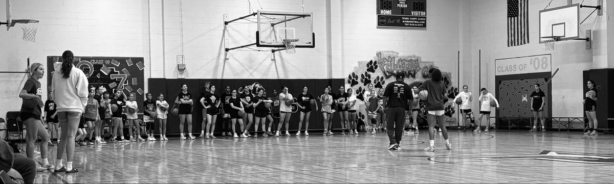 NaimaSolivan's tweet photo. @TinyGreenNBS Thank you for a great clinic Coach!! @TinyGreenNBS 🏀 💪 💯 https://t.co/RmUnnyvljI