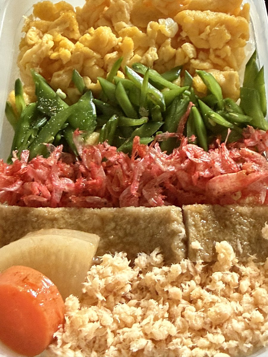 atarimaedenai's tweet photo. 炒り卵以外は切ったり並べたりしただけ😜弁当のことを考えると今まで買ったことのない食材が目にとまる🦐そして煮物とかちょっと作り置きがあると手間いらずになることを実感✨朝の脳トレ🧠
#不登校　#父弁 https://t.co/G8BglJBYWf
