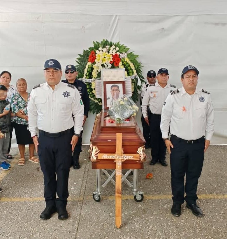 ContraProMx's tweet photo. @ToryLopezS  🕊️🚔 Esta tarde rendimos el último pase de lista a nuestro amigo y compañero, el comandante #AlbertoCruz López, quien dedicó 36 años y 11 meses de servicio a nuestra corporación. 👮🏻‍♂️🇲🇽

🙏🏻 Elevamos nuestras oración por su eterno descanso y enviamos nuestras condolencias a sus familiares y seres queridos.

🕯️ Descanse en paz, comandante Alberto Cruz López.

@PolVial_GobOax @SSPC_GobOax @GobOax  #Oaxaca