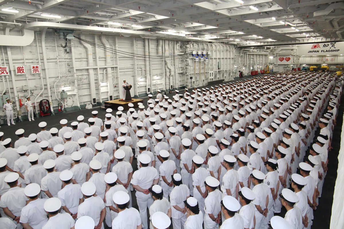 JMSDF_SUF's tweet photo. 5月19日、水上艦隊司令官は、舞鶴地区に引き続き、呉地区の初度巡視を行いました。
水上艦隊隷下部隊の現状を確認するとともに、精強で即応性の高い艦隊の創造に向け、一層、努力するよう部隊指揮官以下の隊員を督励しました。

#水上艦隊 #呉 https://t.co/7IB43lAC6y