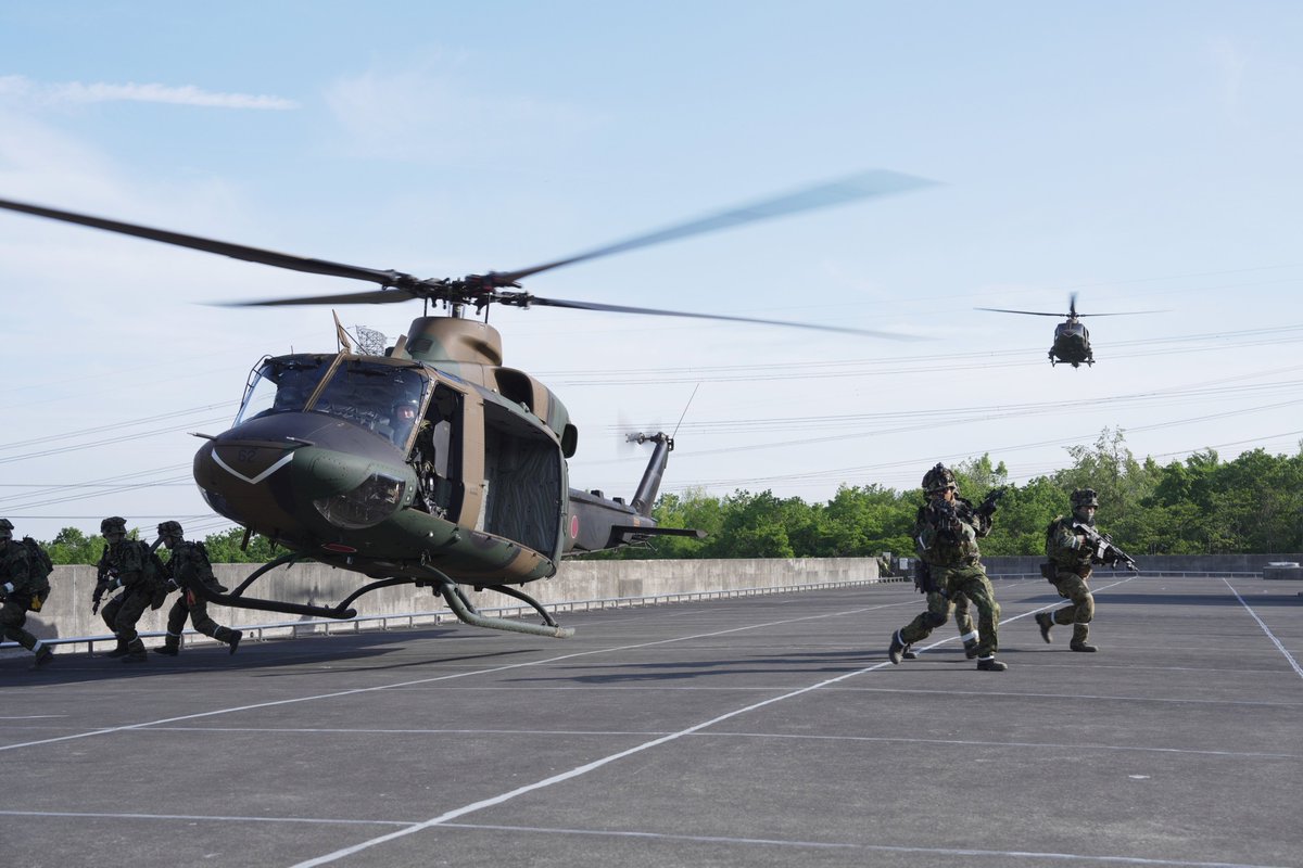 JGSDF_ITAZUMA's tweet photo. #第３４普通科連隊 が #中隊等訓練検閲 においてヘリによる #空路潜入 を実施。建物内に潜伏する武装工作員対処のため屋上からの突入要領を演練し任務を遂行し得る練度の向上を図りました。

#板妻駐屯地 
#34i 
#ヘリコプター 
#ＵＨー２ https://t.co/meibOy05u9