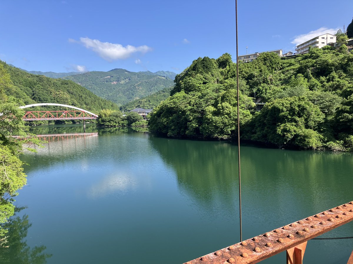 ungw_'s tweet photo. 香美市物部町大栃周辺には、ダム湖に架けられた橋がいくつかあります
まずは明石橋

昭和30年竣工のため、ダム完成と同時かと
まぁ怖い怖い…
落ちるというよりかは物を落とすのが怖かったです

そういや重量制限や車両通行止の標識がないですけどどこまでいけるんですかね() https://t.co/peR7UIpU07
