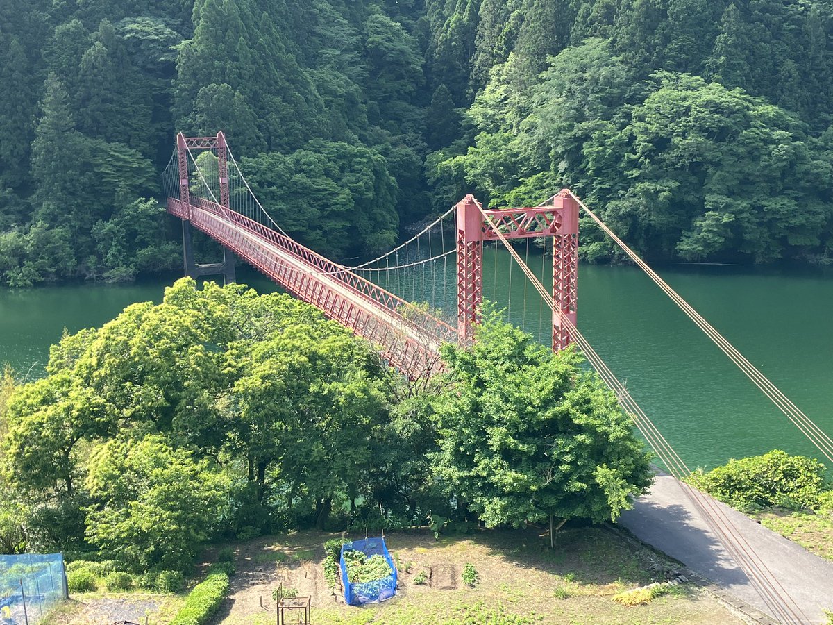 ungw_'s tweet photo. こちらもダム湖関連の橋
山崎橋

こちらは先ほどの明石橋に比べてまぁ立派です
一応普通車も通れるっぽいですが、規制標識が何もなく相変わらずの不安要素 https://t.co/yudcGwhj3Q