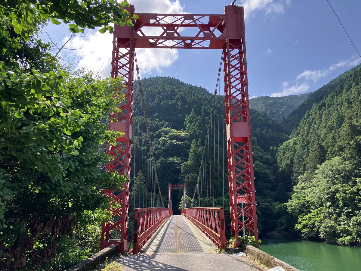 ungw_'s tweet photo. こちらもダム湖関連の橋
山崎橋

こちらは先ほどの明石橋に比べてまぁ立派です
一応普通車も通れるっぽいですが、規制標識が何もなく相変わらずの不安要素 https://t.co/yudcGwhj3Q