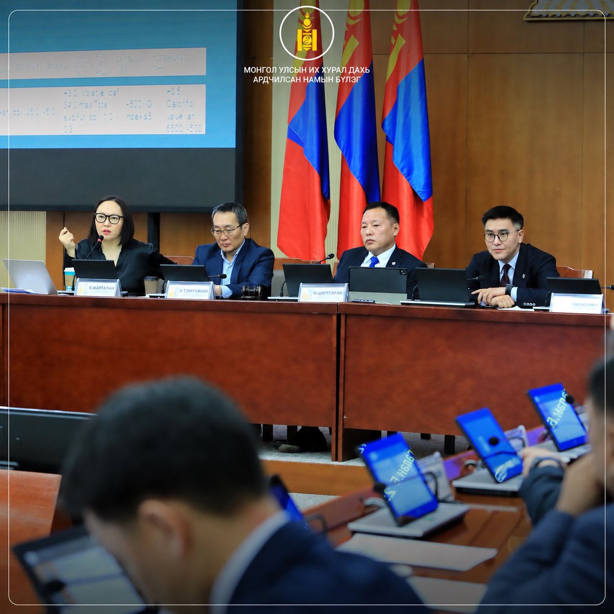 BodroL's tweet photo. Монгол Улс парламентын засаглалтай, Үндсэн хуульт ардчилсан улс. Гэвч эрх баригчид шүүх засаглалыг улс төрийн зорилгоор ашиглаж өрсөлдөгчдөө намнах явдал газар авч, улмаар Үндсэн хуулийн цэцийн шийдвэрээр УИХ-ын бүрэн эрхэд халдах боллоо. 

Маргааш ҮХЦ-ийн Их суудлын хуралдаанаар “Улсын дээд шүүхийн Ерөнхий шүүгчийг … 6 жилийн хугацаагаар, зөвхөн нэг удаа томилно” гэсэн хуулийн заалтыг хүчингүй болгож, Ерөнхий шүүгчийг улираан томилох боломжийг нээх талаар хэлэлцэх гэж байгаа нь эрх мэдлийг нэг гарт төвлөрүүлэх улс төрийн хуйвалдааны шинжтэй үйлдэл гэж үзэж байна. 

Түүнчлэн, ҮХЦ-ийн даргын бүрэн эрхийн хугацаа дууссан, нэг гишүүн нь албан тушаалаасаа чөлөөлөгдсөн учир Цэцийн бүрэлдэхүүн бүрэн бус буюу хууль ёсны чадамжийн асуудал үүссэн. Ийм нөхцөлд Их суудлын хуралдаанаар улс төрийн онц ноцтой үр дагавар бүхий асуудал шийдвэрлэх гэж буй нь засаглалын хямрал дагуулах эрсдэлтэй. 

Иймд Ардчилсан намын бүлгээс УИХ-аас томилогдох ҮХЦ-ийн хоёр гишүүний асуудлыг нэн яаралтай хэлэлцэн шийдвэрлэх шаардлагыг УИХ-ын дарга С.Бямбацогтод хүргүүллээ.

Ардчилсан тогтолцоо, эрх мэдлийн хуваарилалт, Үндсэн хуульт ёсыг хамгаалах нь Монгол төрийн нийтлэг эрх ашиг мөн.