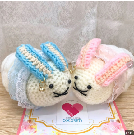 cocorety46's tweet photo. ジューンブライドをイメージした、やさしく可愛らしい雰囲気のハンドメイド編みぐるみ。うさぎモチーフの愛らしさに、特別な日の華やかさと温もりを込めた作品です。　¥2,000

【福祉施設制作】癸（みずのと）作　編みぐるみ　「ジューンブライドうさぎ」　NO.5214 https://t.co/lzijLKdsz8