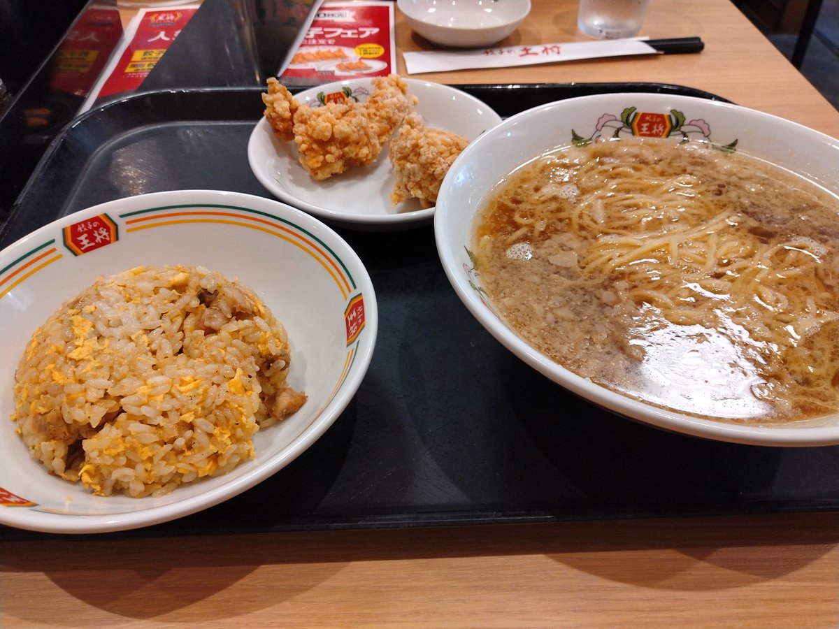 __sj1024's tweet photo. 餃子の王将 ほぼ初めてきたけど
安くね？
しかもラーメン 写真より背脂たっぷりだし旨いしチャーハンも旨いし
チャーハンもラーメンも快くネギ抜きにしてくれたし
餃子は食べてないけど https://t.co/azu1FU7kY6