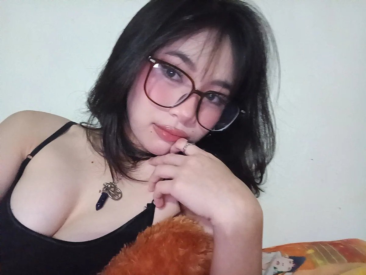 ngothithuthao2x's tweet photo. Ê gu bây thích phiên bản nào dưới đây dị
1 con bèo
2 con điên https://t.co/b3fSecqjQL