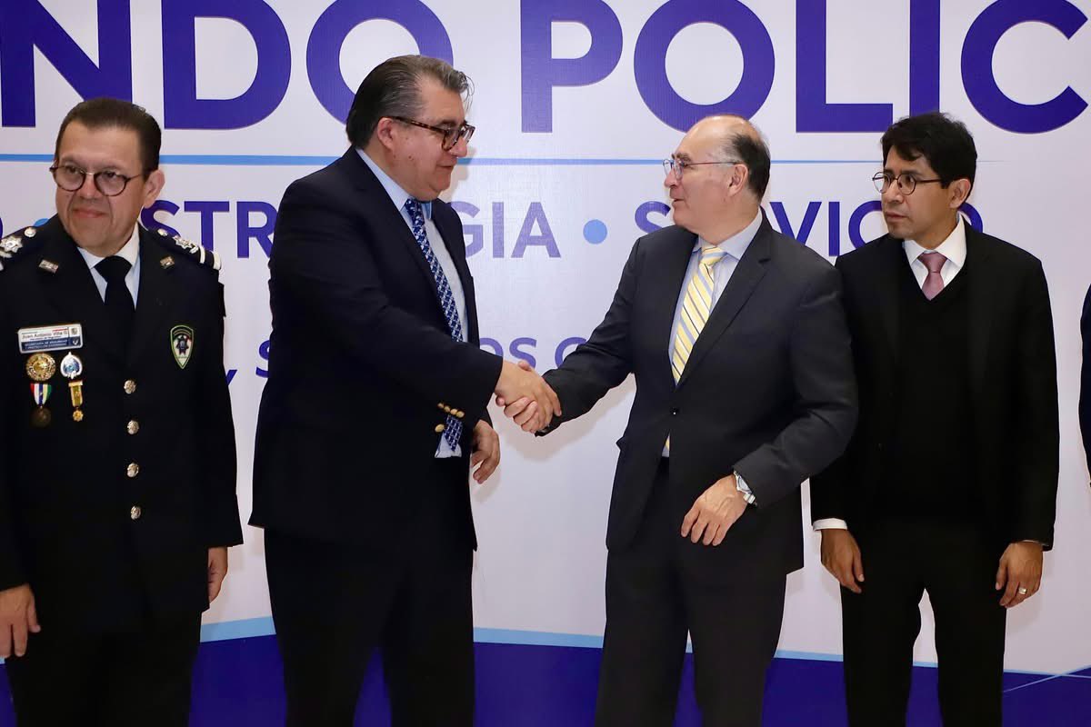 EF_Galindo's tweet photo. 👮🏻👮🏻‍♂️ En coordinación con el @inap_mx, iniciamos el Diplomado Nacional en Alto Mando Policial, del que #SanLuisCapital es sede y en el cual, directivos de alto rango de las Policías Municipales de 24 Ciudades Capitales fortalecen estrategias de liderazgo, inteligencia, coordinación institucional y proximidad social.

En #SanLuisAmable, seguimos trabajando por la paz social y nos consolidamos como ejemplo nacional en modelos de seguridad más modernos, humanos y eficientes. 🙌🏻