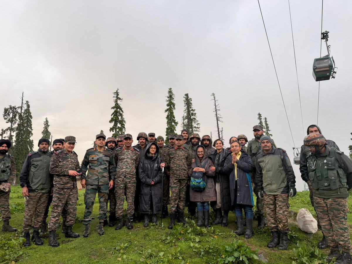 Vaasta_A_Ulfat's tweet photo. 🚨 #GulmargGondola Rescue Update

All 310 stranded tourists safely rescued in a swift joint operation by #IndianArmy, J&amp;K Police, SDRF &amp; Civil Administration.

65 cabins stranded. Zero casualties. Mission successful.

#Gulmarg #Kashmir #NationFirst #JammuAndKashmir https://t.co/nUtVQ9eR37