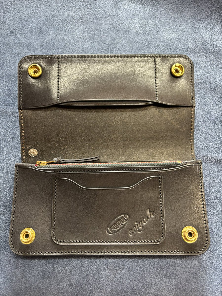 artisan_seiya's tweet photo. オールドスタイルカービングのトラッカーウォレットとキーホルダーセット。

カッコいいやろー！！と思う。

気になる方はショップサイトへ

#wallet https://t.co/yHKTQ5VYSO