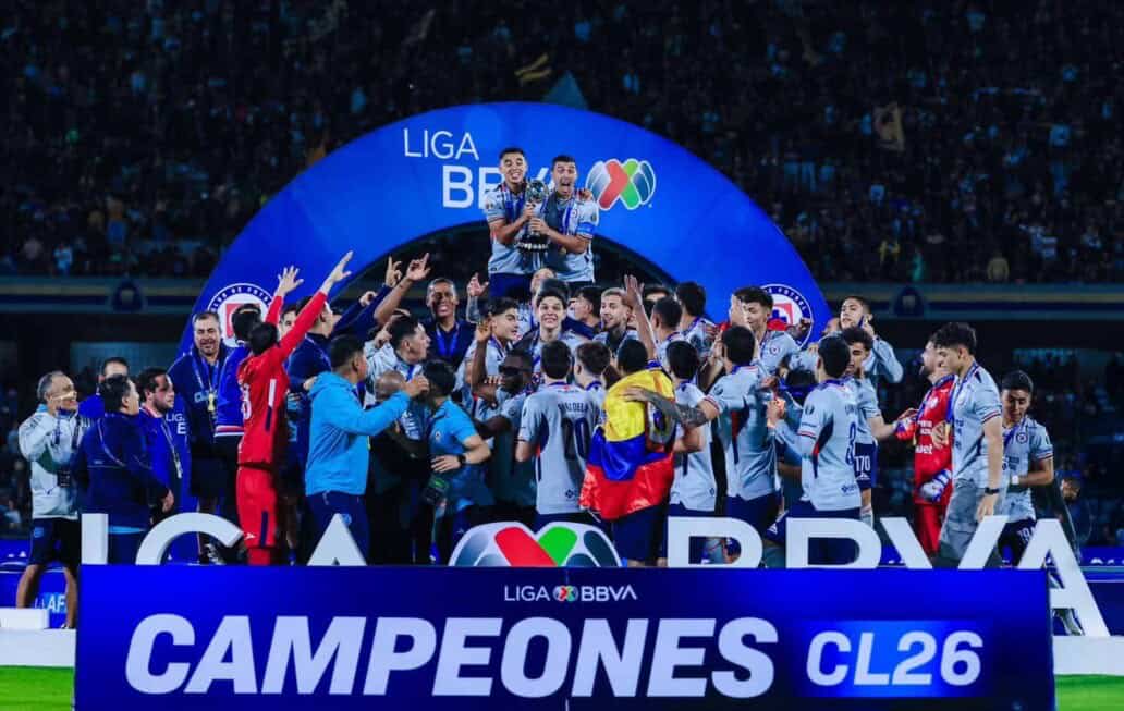 ViveGtoNoticias's tweet photo. ¡CRUZ AZUL CAMPEÓN! 🏆💙
La Máquina se proclamó campeón del Clausura 2026, al derrotar 2-1 a Pumas y conseguir su 10.° título, con el que se mantiene como uno de los clubes más ganadores del futbol mexicano. 🎉⚽️

Detalles: 🔗 https://t.co/8H85iCzmID https://t.co/o3RaCDBWrG