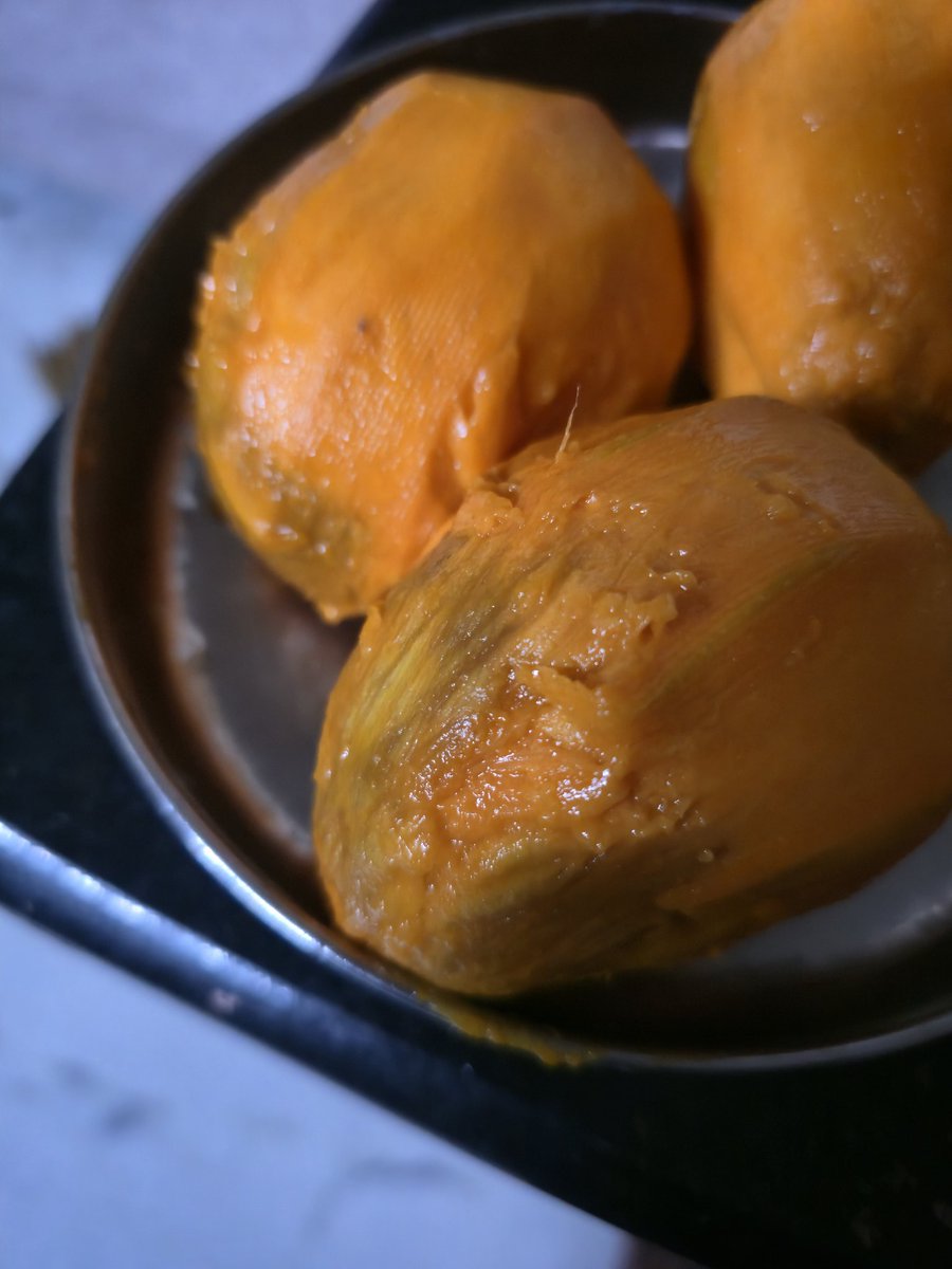 Sid_TP92's tweet photo. @bigbasket_com I've received 3 out of 4 rotton mangoes. Your overrated mangoes description, video and images are fail in reality. They're all enhanced and you're selling rotton mangoes. Your customer support is worthless. Threw them to bin  straight away after peeling. https://t.co/DLxpPCKPMF