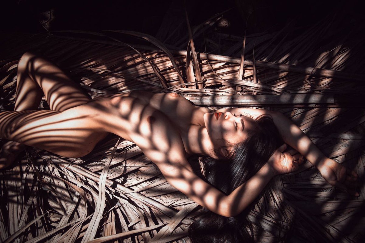 raysileeum's tweet photo. แดดแรงๆแบบนี้ ได้ลายพาดสวยๆเสมอ 
With strong sunlight like this always get beautiful striped patterns shadow
#thailandmodel 🇹🇭📸 #raysileeum 
#artphoto https://t.co/QhliTdXyLW