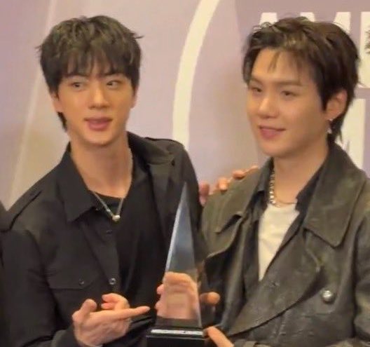 yoonjin ♡ tweet media