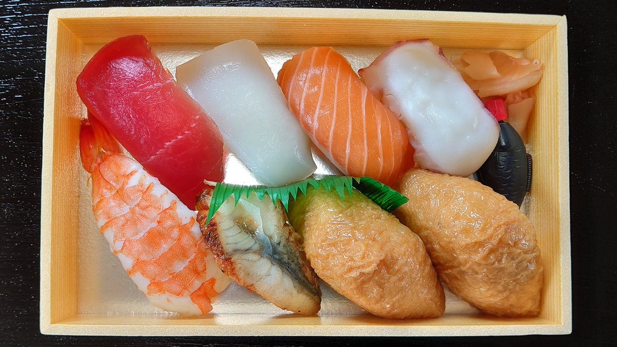 kamesushi24's tweet photo. 友人との集まりや、ちょっとした差し入れが増える季節。開けた瞬間に笑顔が広がる彩りの寿司は、どんな場面にもそっと華を添えてくれます。気軽に、でも特別に。
🔗 詳細はこちら
🌐 亀鮨ホームページ
https://t.co/rVyuYogvOe

📞 ご注文方法
• お電話：0979-24-8300
• LINE注文：@579hiukq
• 店頭受付：その場でご相談いただけます
🏠 店舗情報
〒871-0026
大分県中津市大字高瀬41-1
🐢 亀鮨について（テイクアウト＆デリバリー専門）
創業49年。
焼さば寿司をはじめ、
にぎり寿司・巻寿司・箱寿司・ちらし寿司・すし丼・いなり寿司・仕出し弁当など
幅広く取り扱っています。
🚗 駐車場
• 店舗前：1台
• からあげ もり山さん駐車場内：2台
• 従業員駐車場：空きスペースに1〜3台
🚙 デリバリー（有料）
330円／550円／880円／1100円／2200円
※ご注文金額・エリアにより無料配送あり
※詳細はホームページ��またはお電話でご確認ください
【配送エリア】
中津市・上毛町・吉富町・豊前市・宇佐市（一部）
#中津市寿司 ＃中津市仕出し