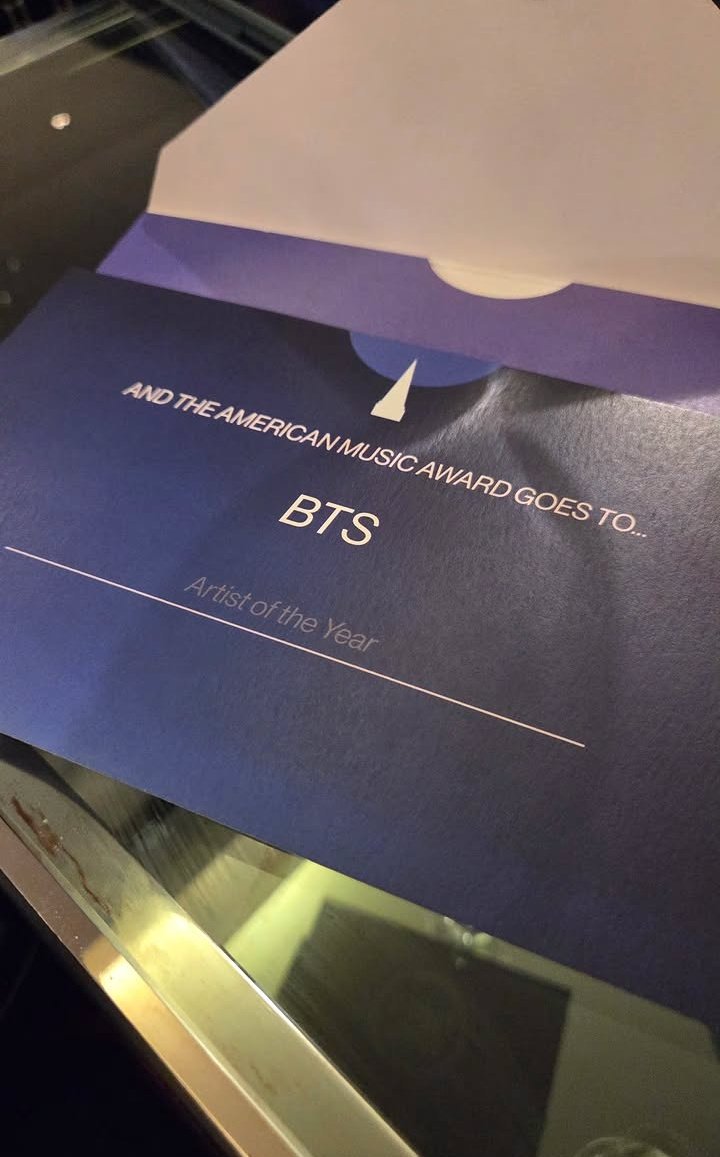 Hobicita7's tweet photo. BTS GANO EN EL ARTISTA DEL AÑO 
#amas #BTS_SWİM #ArtistoftheYear 
#summermusic https://t.co/4O8yL29xXS