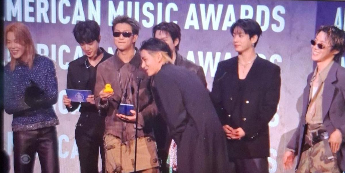 Hobicita7's tweet photo. BTS GANO EN EL ARTISTA DEL AÑO 
#amas #BTS_SWİM #ArtistoftheYear 
#summermusic https://t.co/4O8yL29xXS