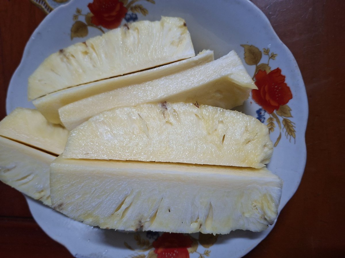hoangthuyqb's tweet photo. LÀM SẠCH MẠCH MÁU
TẨY SỎI...

Thơm (dứa,khóm) ăn kèm với gừng chấm muối thô.
Tuần nên ăn 1÷2 trái với người bình thường.
2÷3 trái người người có triệu chứng về tim mạch, huyết áp.
Ngoài làm sạch mạch máu, thải máu đông, gia cố thành mạch máu ... nhờ giàu Vitamin C, Kali, B1, B6....
Chất bromelain có tác dụng tiêu hóa đạm dư, làm mòn Sỏi thận, mật..
Kháng viêm...

Lưu ý: Cùi thơm (lõi ở giữa ) là nơi giàu Bromelain nên phải ăn hết, không bỏ lõi này nhé.