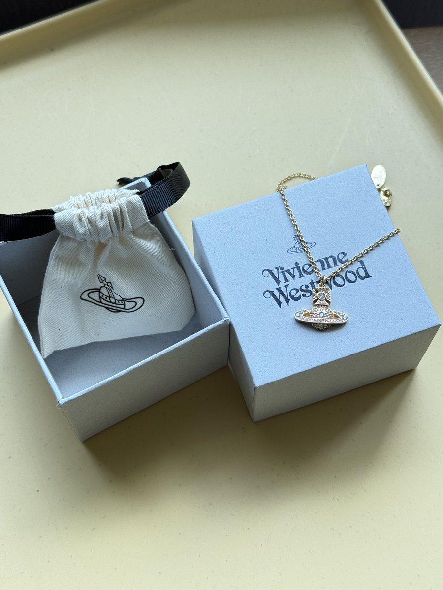 beyourimagex's tweet photo. ส่งต่อ Vivienne Westwood Carmela Bas Relief pendant gold🪐✨  4,500 รส พร้อมโอนลดได้งับ
สภาพใหม่ 100% 
อุปกรณ์ : กล่อง ถุงผ้า 
สนใจดูเพิ่มเติมทักได้เลยงับบ💖💖
#ส่งต่อแบรนด์เนม #ส่งต่อเสื้อผ้า #viviennewestwood #ส่งต่อ https://t.co/h0a232BYzq