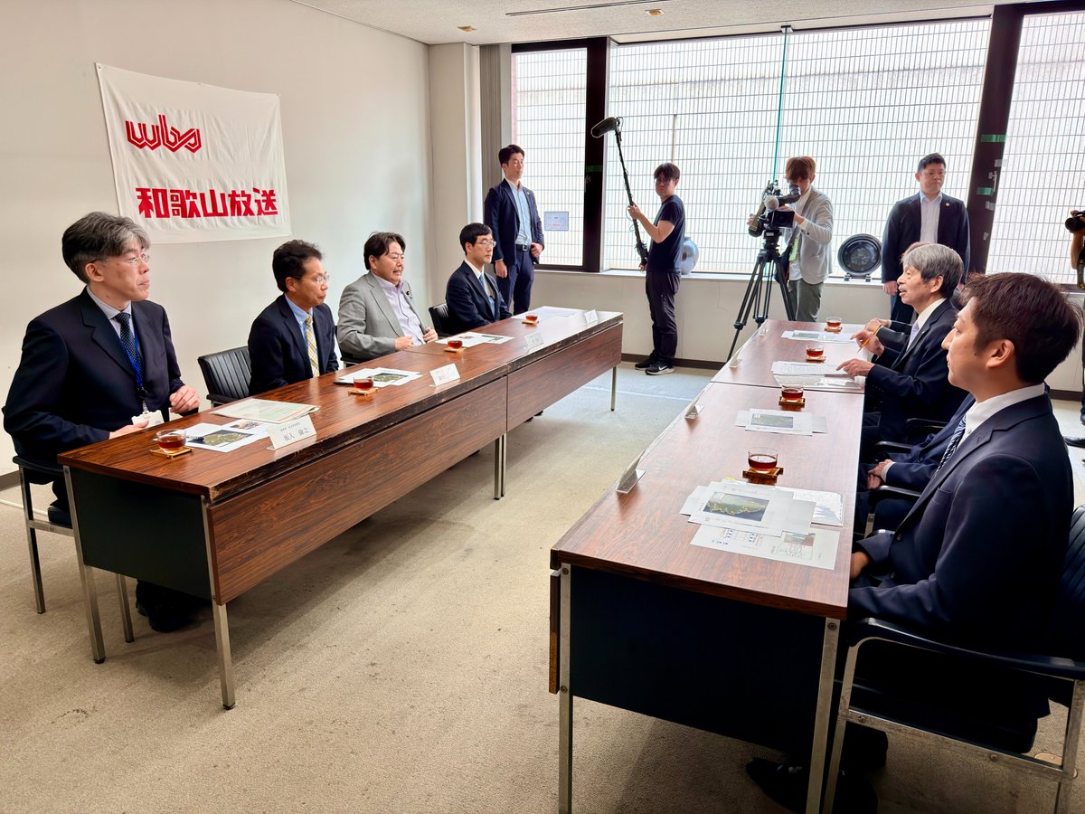 MIC_JAPAN's tweet photo. 令和８年５月24日、林総務大臣は和歌山県を訪問し、各所の視察を行いました。
和歌山市においては、和歌山放送を訪問し、和歌山県における唯一の県域ラジオ局として、南海トラフ地震等の災害発生時に県民の命を守る情報の迅速な伝達や放送を継続するための取組についてお話を伺いました。 https://t.co/Mq9HcY7TtY