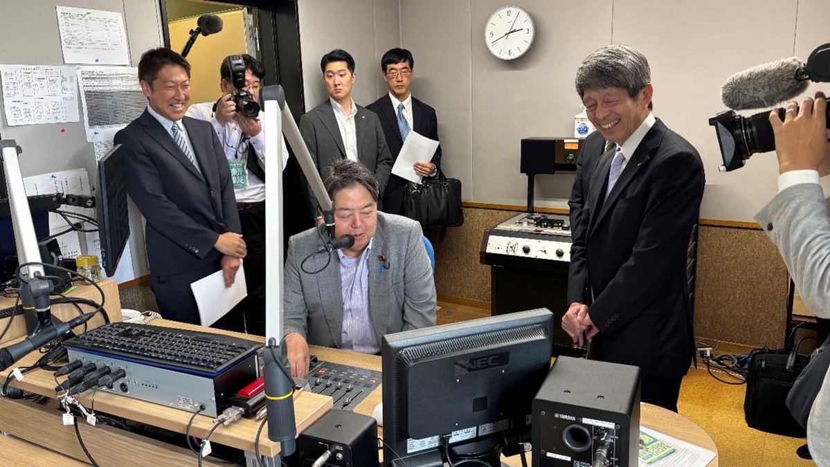 MIC_JAPAN's tweet photo. 令和８年５月24日、林総務大臣は和歌山県を訪問し、各所の視察を行いました。
和歌山市においては、和歌山放送を訪問し、和歌山県における唯一の県域ラジオ局として、南海トラフ地震等の災害発生時に県民の命を守る情報の迅速な伝達や放送を継続するための取組についてお話を伺いました。 https://t.co/Mq9HcY7TtY
